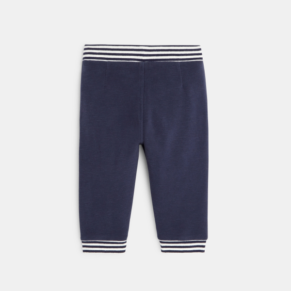 بنطال رياضة مصوّف مع خطوط